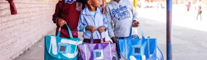 Mochila criada na África do Sul gera luz própria e ajuda crianças a estudarem à noite